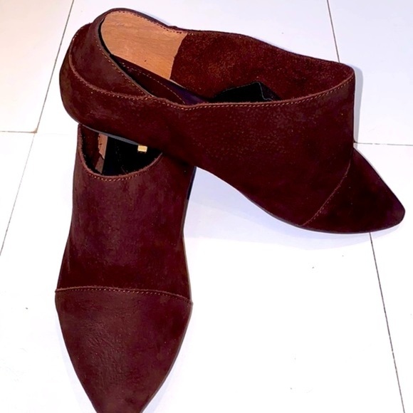 Max Studio Lively 2 dark brown 💯 suede flats. Traction bottom.Size 6.5 NWT/Box - Picture 7 of 11